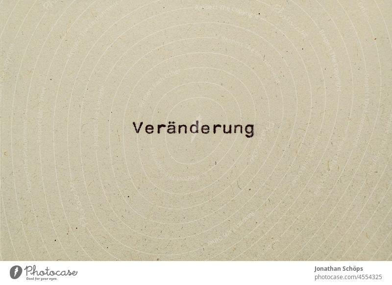 Veränderung als Text auf Papier mit Schreibmaschine Corona Coronakrise Coronavirus Covid-19 Recycling Schrift Typografie analog retro text textfreiraum vintage