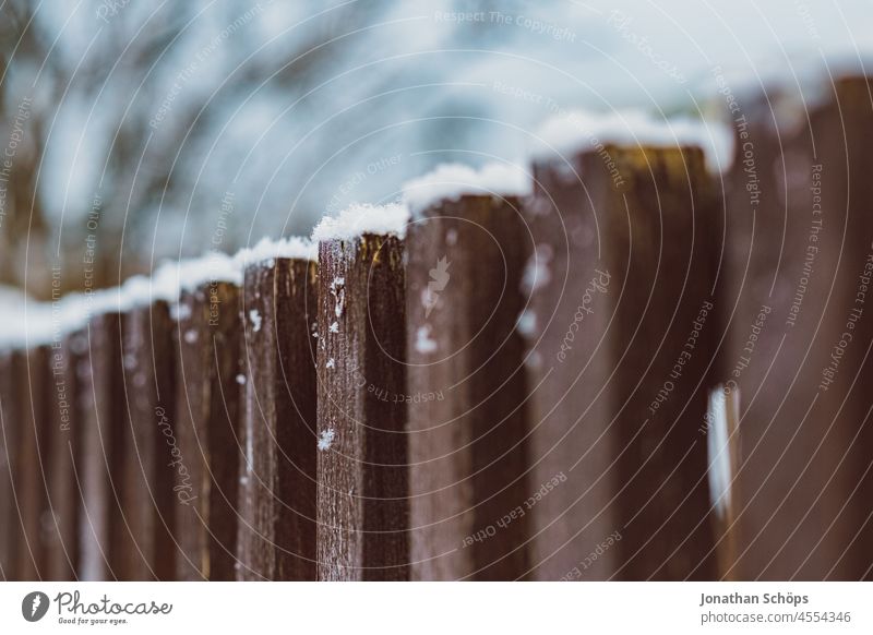 Gefrorener brauner Holzzaun im Freien Winter Hintergrund Borte Weihnachten Zaun Schuppen Raster Eis Landschaften Schnee Schneeflocke Schneeflocken kalt weiß