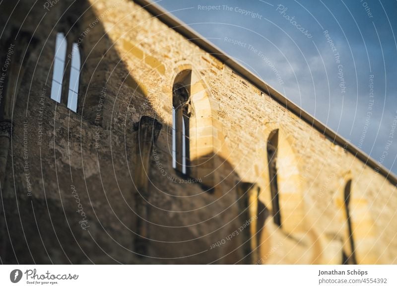 Sonnenlicht an der Fassade, Barfüßerkirche in Erfurt Licht Kirchenfenster sakral Architektur Heilig Schatten Mauer alt Gemäuer Ruine Gotteshaus