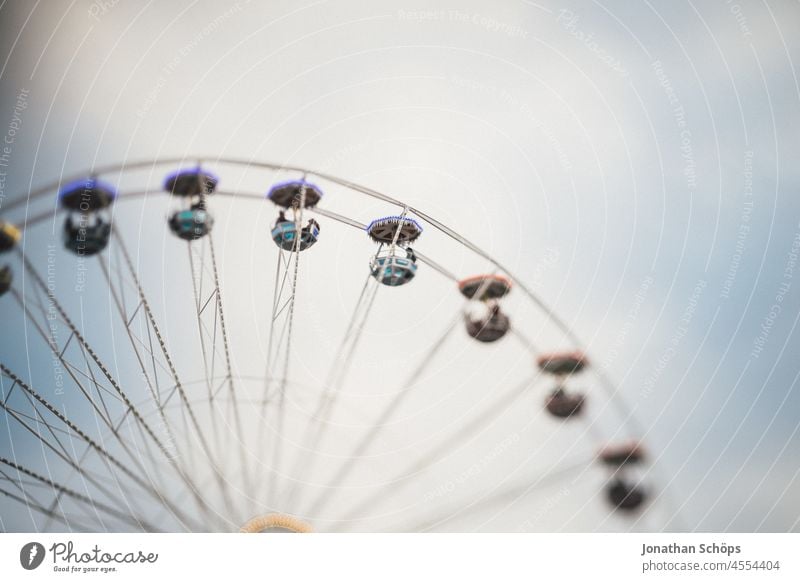 Riesenrad vor Himmel mit Tilt Unschärfe Effekt auf dem Weihnachtsmarkt in Erfurt unschärfe Domplatz Rummel Jahrmarkt Spaß Fun unterhaltung hoch drehen Freizeit