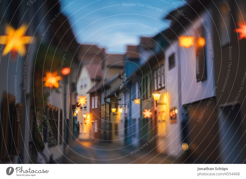 Gasse mit Weihnachtssternen in Erfurt Schwache Tiefenschärfe Licht Dämmerung Menschenleer Außenaufnahme Tilt-Shift Frieden Abend Laterne Thüringen Tradition