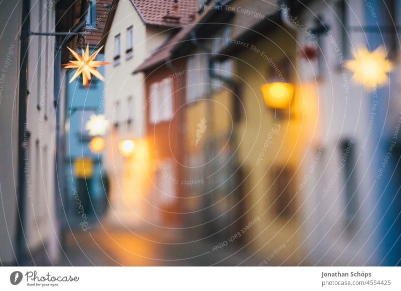 Gasse mit Weihnachtssternen in Erfurt Schwache Tiefenschärfe Licht Dämmerung Menschenleer Außenaufnahme Tilt-Shift Frieden Abend Laterne Thüringen Tradition