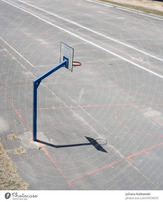 Leerer Basketballplatz in der Hitze Freizeit & Hobby Sonnenlicht Ausflug Schönes Wetter Farbfoto Tag sportlich Lifestyle Sport Außenaufnahme Gesundheit Sommer