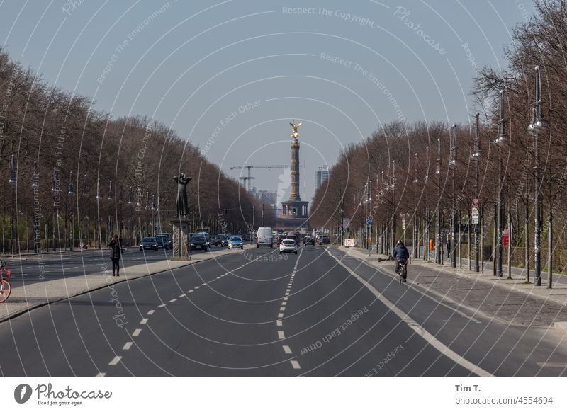 Straße des 17 Juni mit Blick auf die Siegessäule Berlin Tiergarten Straße des 17. Juni Farbfoto Denkmal Hauptstadt Deutschland Wahrzeichen Sehenswürdigkeit