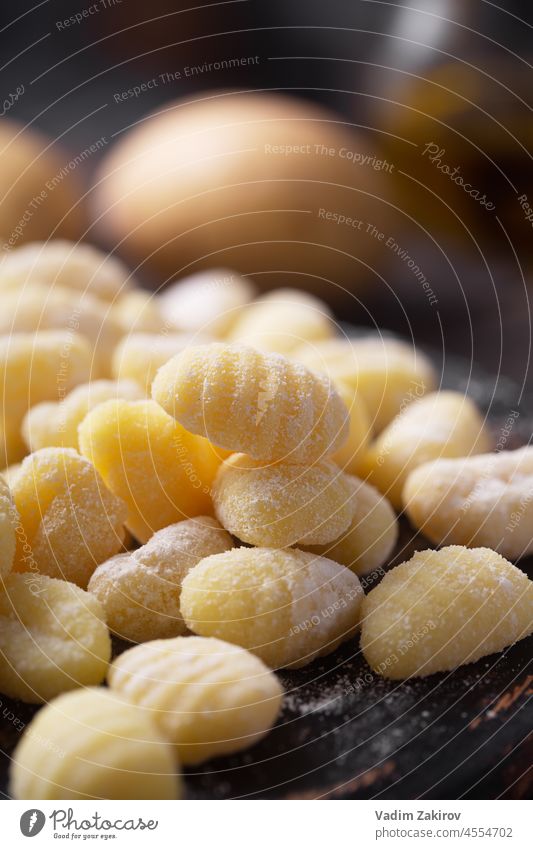 Rohe italienische Gnocchi auf einem dunklen Hintergrund, zubereitet mit Spinat, Kartoffeln und Teig Basilikum Spätzle mediterran Gesundheit Mahlzeit Italienisch