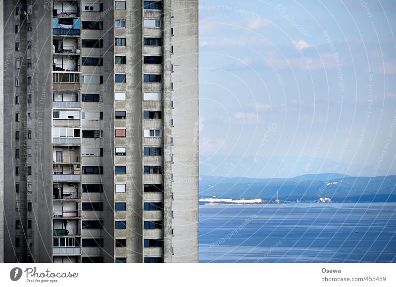 Rijeka Meer Haus Wasser Horizont Gebäude Architektur Fassade Balkon Fenster Beton alt blau grau Wohnhaus Wohnhochhaus Plattenbau verfallen verwittert Aussicht