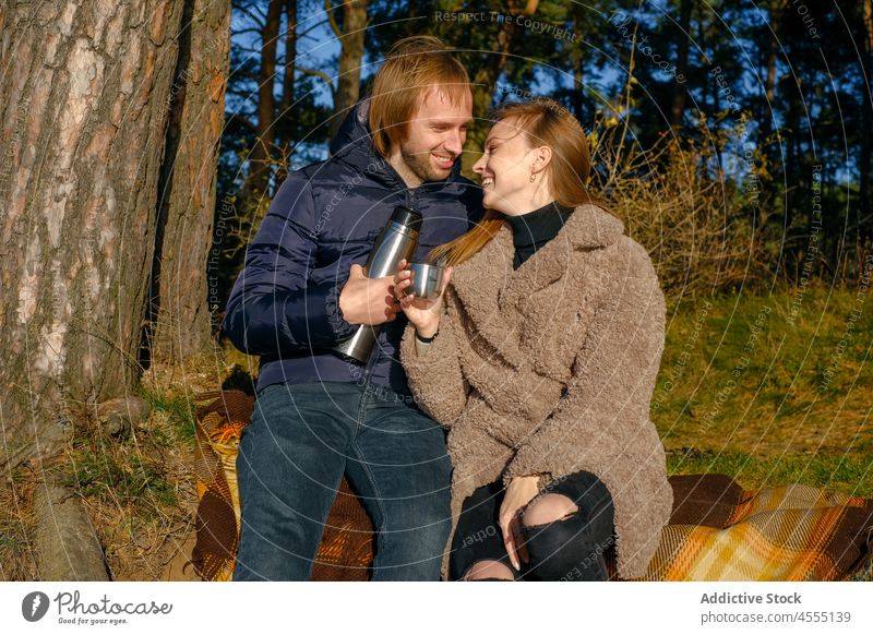 Inhaltspaar mit Thermoskanne in der Natur Paar romantisch Liebe Partnerschaft Heißgetränk Zuneigung Zeitvertreib Liebling Termin & Datum Freundin Frau Mann