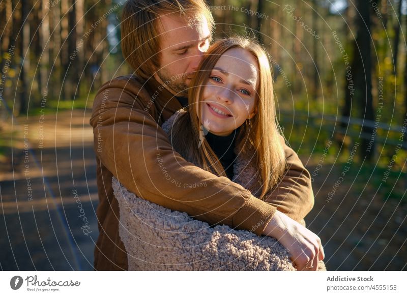 Romantisches Paar, das sich in der Natur umarmt romantisch Liebe Partnerschaft Zuneigung Streicheln Umarmung kuscheln Termin & Datum Freundin Frau Mann Bonden