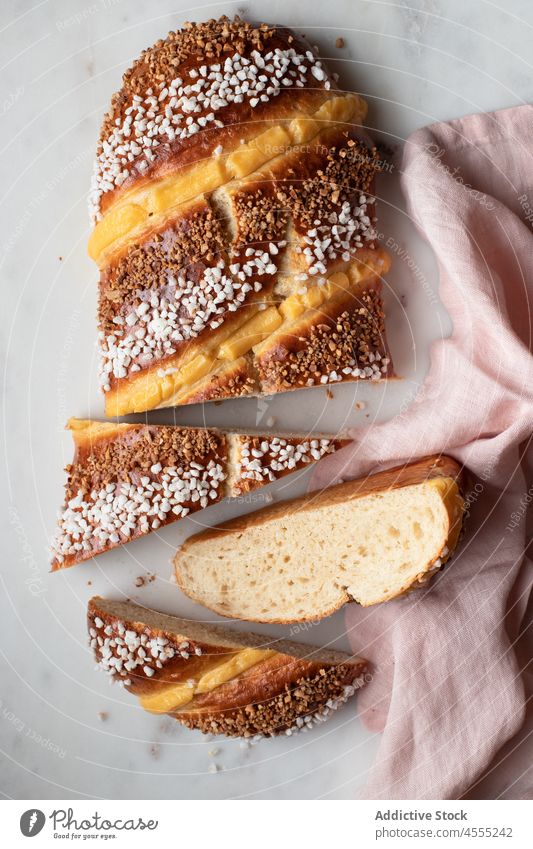 Leckeres Fladenbrot auf weißem Tisch gebacken Brotlaib Lebensmittel Bäckerei selbstgemacht Scheibe Küche lecker Licht Serviette heimisch köstlich geschnitten