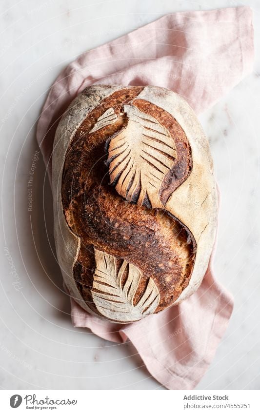 Köstlich dekoriertes Brot auf dem Tisch gebacken Brotlaib dekorativ Stil Lebensmittel Bäckerei Muster selbstgemacht Blatt Kruste Ornament heimisch lecker Küche