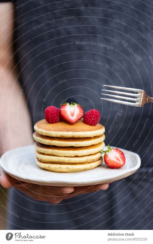 Erntehelfer mit leckeren Pfannkuchen Dessert Lebensmittel süß Erdbeeren Himbeeren geschmackvoll Stapel führen Teller organisch Frühstück dienen frisch