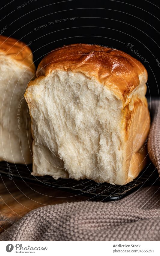 Sandwichbrot-Hälften im dunklen Raum Brot Split Belegtes Brot geschmackvoll gebacken lecker Lebensmittel Brotlaib appetitlich Grillrost Ernährung Tablett