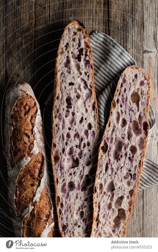 Sauerteigbaguette auf dem Tisch Baguette Lebensmittel gebacken geschmackvoll geschnitten Gebäck knirschen Bäckerei Kruste Poore Hälfte selbstgemacht Kochen ganz