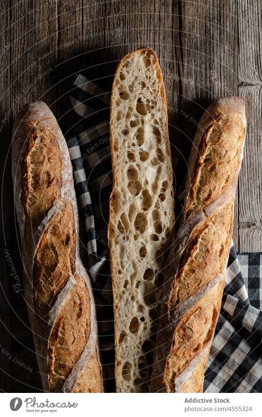 Sauerteigbaguette auf dem Tisch Baguette Lebensmittel gebacken geschmackvoll geschnitten Gebäck knirschen Bäckerei Kruste Poore Hälfte selbstgemacht Kochen ganz