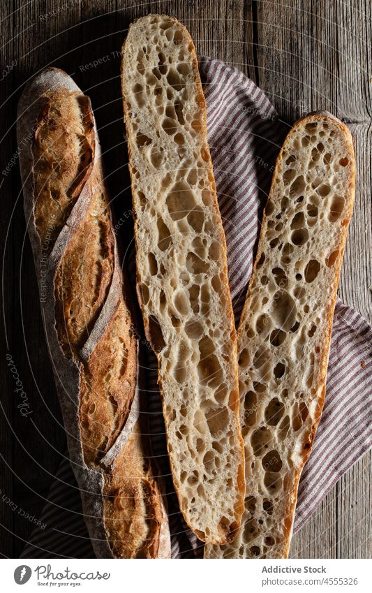 Sauerteigbaguette auf dem Tisch Baguette Lebensmittel gebacken geschmackvoll geschnitten Gebäck knirschen Bäckerei Kruste Poore Hälfte selbstgemacht Kochen ganz