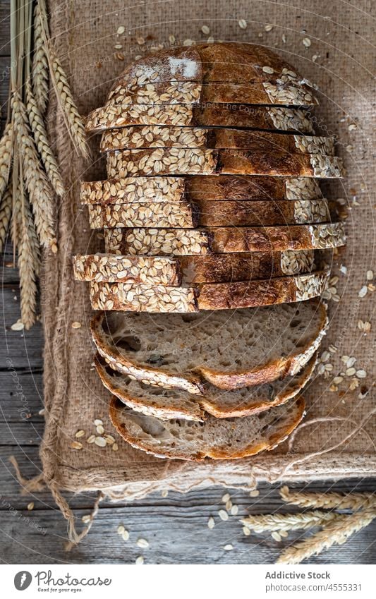 Scheiben Sauerteigbrot mit Weizenähren und Körnern Brot Brotlaib Lebensmittel Korn Samen Ohr natürlich Müsli Sack gebacken geschmackvoll Gebäck geschnitten