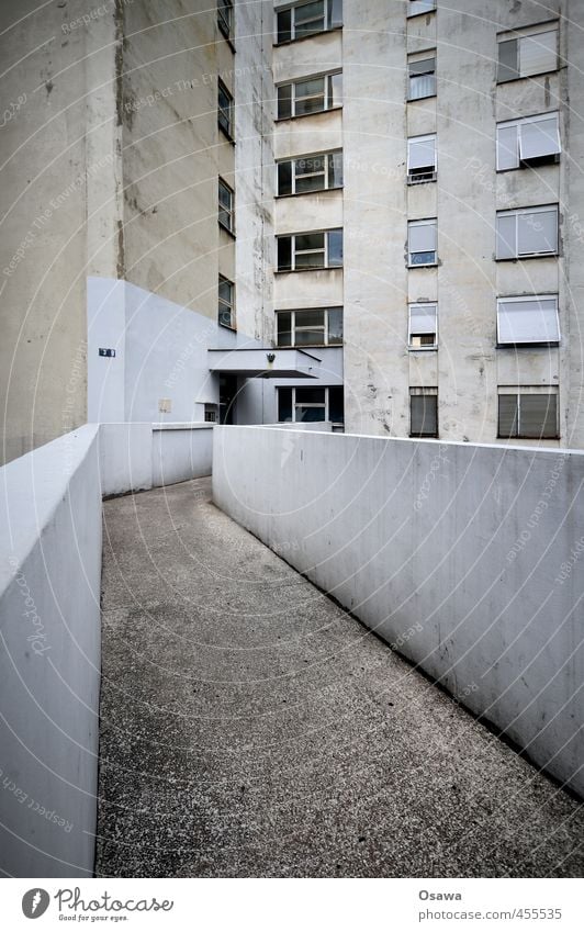 Rijeka Haus Menschenleer Hochhaus Bauwerk Gebäude Architektur Mauer Wand Fassade Fenster Tür Wege & Pfade Beton alt trist grau Wohnhaus Wohnhochhaus Eingang