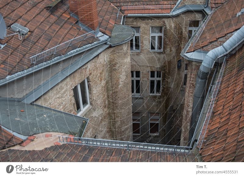 Blick von oben in einem Berliner Hinterhof Mitte Innenhof Haus Fenster Fassade Stadt Menschenleer Häusliches Leben Altbau Architektur Stadtzentrum unsaniert Hof