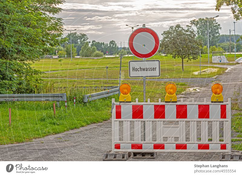 Bild eines Hochwasserschutzwalls während eines Hochwassers am Rhein Wasser Überschwemmung Straße Regen Teller Gefahr Ermahnung Schilder Desaster Wetter