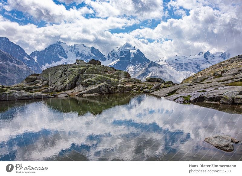 Die Bernina-Bergkette Berge u. Gebirge Bergsteigen Bergsteiger See Silvaplana Wasser Schneebedeckte Gipfel Gletscher graubünden Wolken Wolkenhimmel