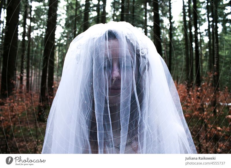 Frau mit Schleier im Wald Braut Brautkleid schön gruselig 1 Hochzeit feminin Mensch Erwachsene Farbfoto Außenaufnahme elegant weiß melancholisch Halloween Liebe