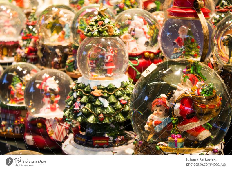 Schneekuglen auf den Weihnachtsmarkt Weihnachtsdeko Schneekugel Winter Farbfoto kalt Menschenleer Schneeflocke Winterstimmung Weihnachten & Advent