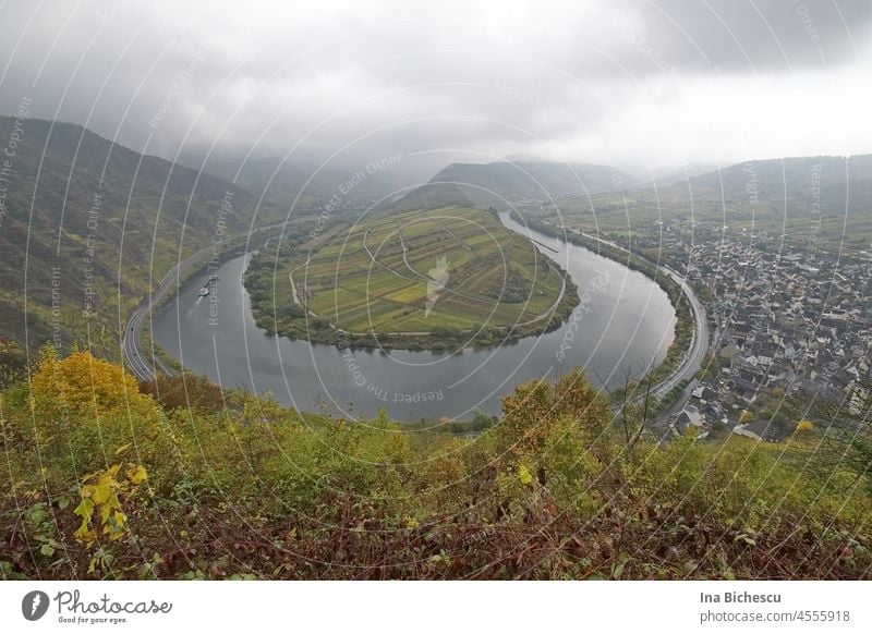 Die Moselschleife unter bewölktem Himmel in Herbstfarben. Fluss Landschaft Wolken Horizont weite Natur Außenaufnahme Menschenleer Farbfoto Umwelt Tag Pflanze