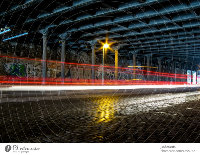 Lichtspur im Tunnel Gleimtunnel Langzeitbelichtung Geschwindigkeit Bewegungsunschärfe Verkehrswege Straße Prenzlauer Berg Berlin-Wedding Kunstlicht Säule