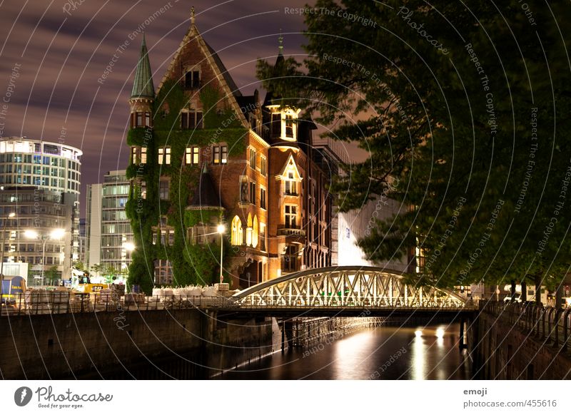 Villa Moos Fluss Stadt Haus Traumhaus Brücke alt außergewöhnlich schön Hamburg Alte Speicherstadt Burg oder Schloss Farbfoto Außenaufnahme Menschenleer Nacht