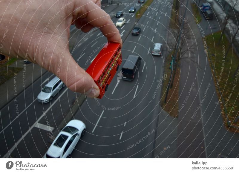 bus halte stelle Bus Busfahren Nahverkehr Verkehrsmittel Farbfoto Personenverkehr Außenaufnahme Ferien & Urlaub & Reisen Straße Öffentlicher Personennahverkehr