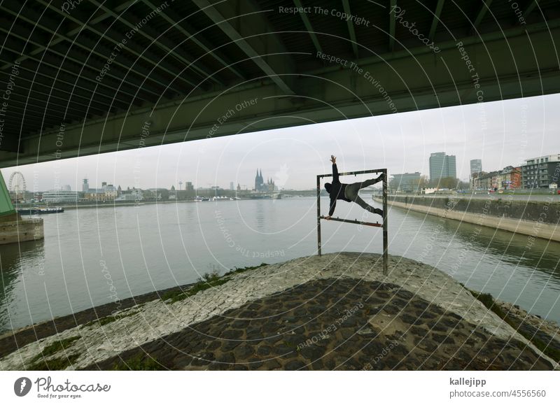 surreal | kölner stadtanzeiger Köln Kölner Dom Rhein zeigen Schilder & Markierungen Flussufer Stadt Sehenswürdigkeit Wahrzeichen Farbfoto Außenaufnahme Skyline