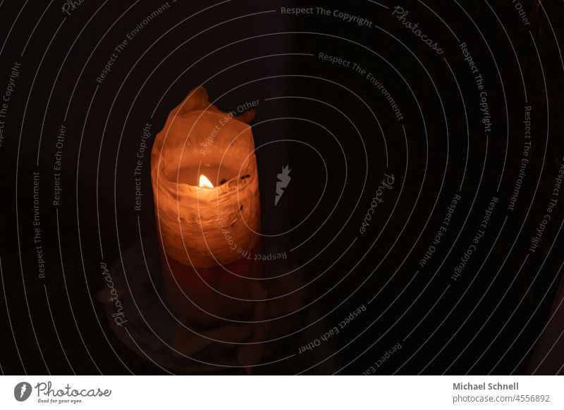 Kerze in einer Kirche Kerzenschein Licht Flamme dunkel Kerzenflamme leuchten Feuer Stimmung Hoffnung