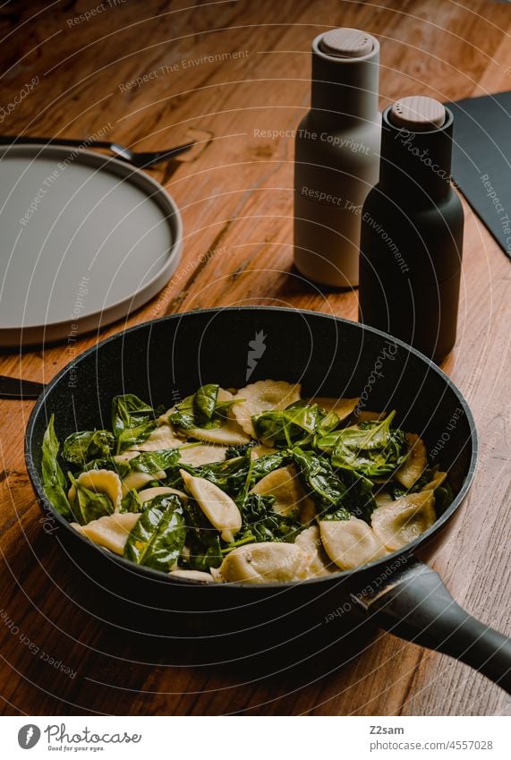 Nudeltaschen mit Spinat werden serviert Food-Fotografie nudeln pfanne Kochen anrichten servieren Ernährung Lebensmittel gesund Veganer lecker gesunde ernährung