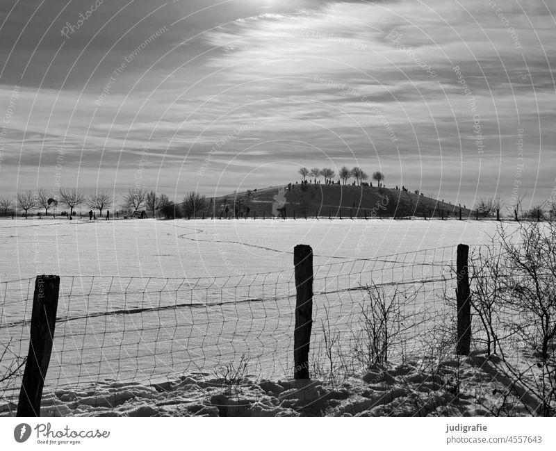 Winterliche Landschaft hinter Maschendrahtzaun Schneelandschaft Wetter Kälte Frost Natur kalt Winterstimmung Klima Wolken Sonne Himmel Baum Bäume Hügel