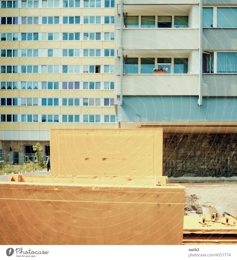 Betonblöcke Gebäude Plattenbau Wohnblock DDR urban abweisend streng eckig hoch Fassade Fenster Hochhaus trist Etagen Menschenleer Außenaufnahme Farbfoto Stadt