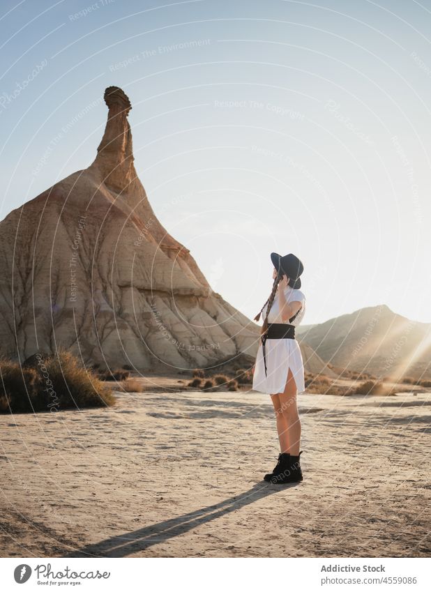 Reisende Frau auf dem sandigen Gelände des Parks Bardenas Reales Berge u. Gebirge Tourist Spanien Natur Sand erkunden Reisender reisen Urlaub Kamm Ausflug Hut