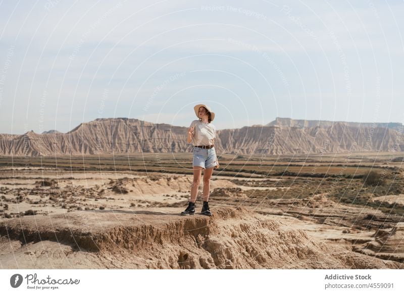 Frau mit Hut auf sandigem Terrain an einem Sommertag wüst Sand Boden Stiefel trocknen ländlich ruhen Natur Shorts Abenteuer Urlaub Jeansstoff trendy Reise