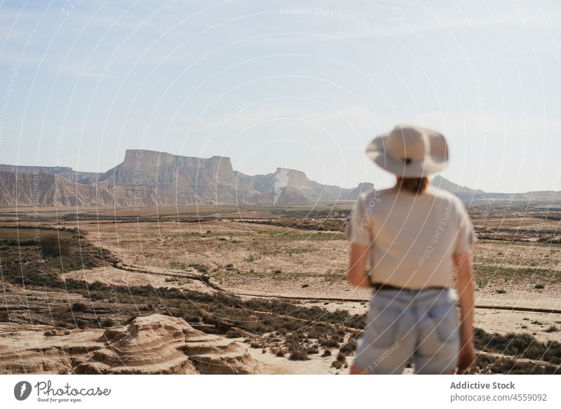 Frau mit Hut auf sandigem Terrain an einem Sommertag wüst Sand Boden trocknen ländlich ruhen Natur Shorts Abenteuer Urlaub Jeansstoff trendy Reise Erholung