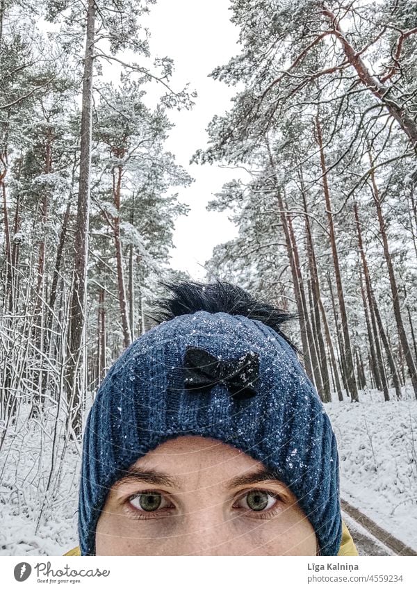 Verdunkelte Frau mit Wintermütze und in Winterlandschaft Winterstimmung Wintertag Winterwald Schnee Natur Wald kalt Frost Schneelandschaft Landschaft