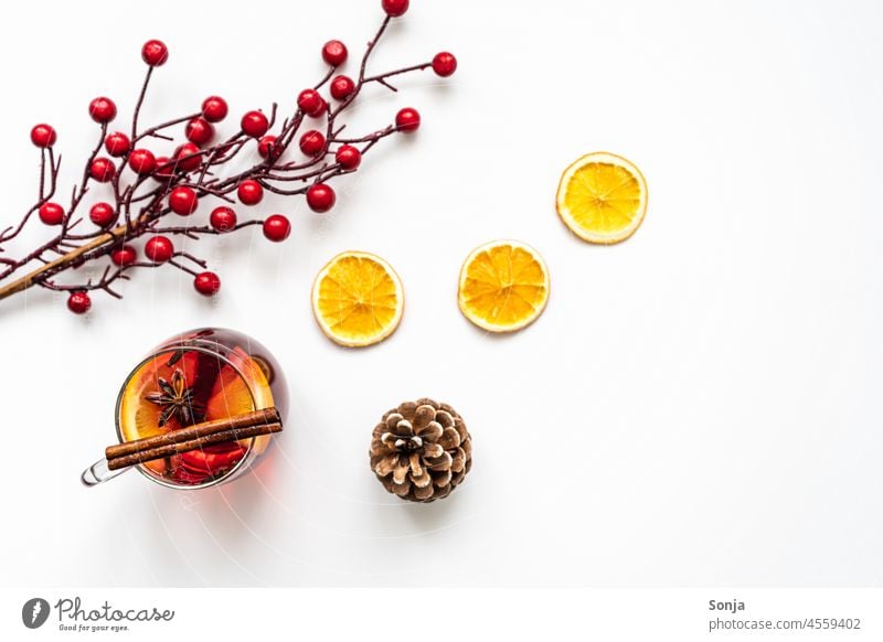 Glühwein und Gewürze in einem Trinkglas und getrocknete Orangenscheiben. Stillleben von oben. orange gewürz Heißgetränk Weihnachten & Advent Tradition Farbfoto