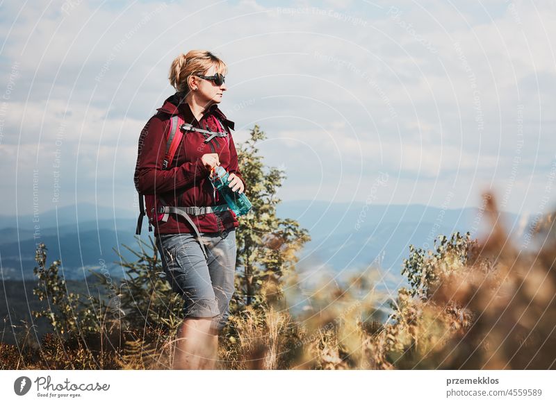 Frau mit Rucksack wandert in den Bergen, verbringt Sommerurlaub in der Nähe der Natur Abenteuer Ausflug reisen wandern Urlaub Trekking aktiv Reise