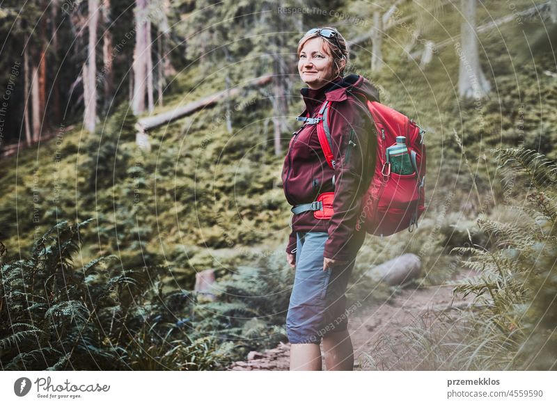 Frau mit Rucksack wandert in den Bergen, verbringt Sommerurlaub in der Nähe der Natur Abenteuer Ausflug reisen wandern Urlaub Trekking aktiv Reise