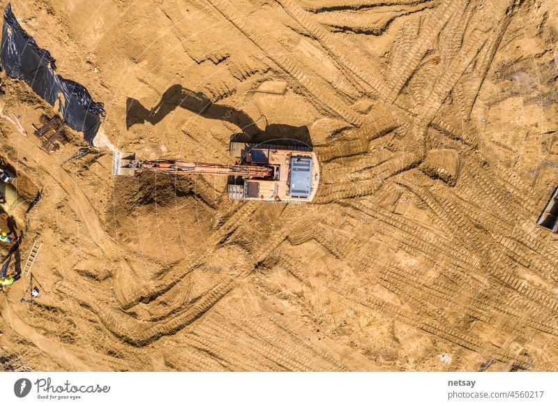 Luftaufnahme einer neuen Straßenbaustelle. Autobahn Baustelle Bauindustrie Industrie gebaute Struktur Entwicklung dreckig Sand Fabrik Baumaschine Beruf