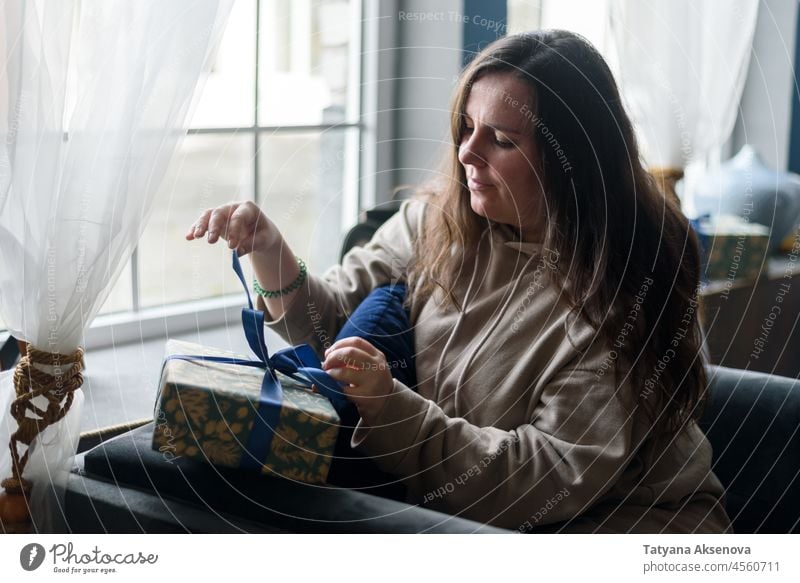 Frau wickelt Weihnachtsgeschenke ein Weihnachten Geschenk Verpackung präsentieren Feier Dekoration & Verzierung Feiertag Vorbereitung Schleife Person Hand