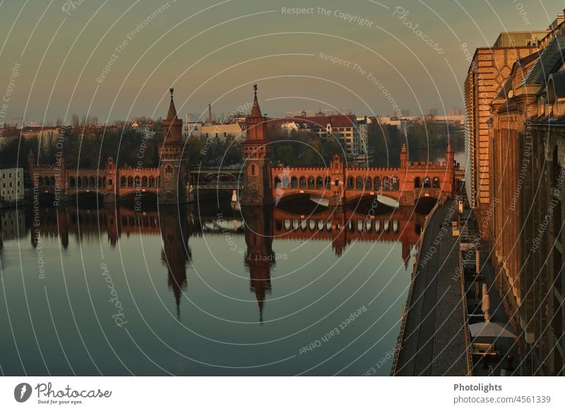 Oberbaumbrücke in Berlin bei Sonnenaufgang Ferien & Urlaub & Reisen Städtereise Sightseeing Ausflug Tourismus Umwelt Schönes Wetter Morgenrot Außenaufnahme