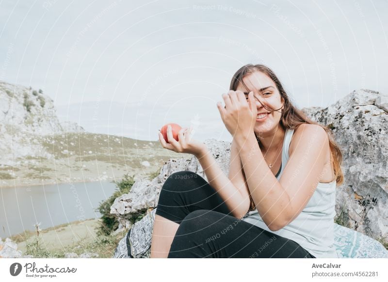 Wanderer mit einem Snack essen Apfel in den Bergen, langen Weg Ruhe, Wandern Aktivität, Freizeit und Natur Sport. Ausruhen während der Wanderung an einem See. Gesunder Lebensstil mit Kopierraum für Text