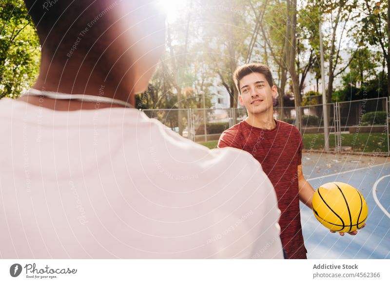 Junge Männer, die sich auf einem Sportplatz die Hände schütteln Sportpark Basketball Park Zusammensein Aktivität Spieler Freund Gericht Team Athlet Gruß