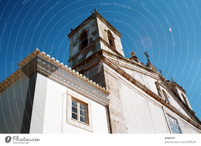 Church Religion & Glaube Götter Haus Gebäude Himmel blau Sonne Licht Perspektive erhaben vertikal steil Sommer Gebet Gotteshäuser Geständnis Sühne Turm Erker