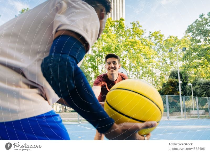 Unterschiedliche Athleten, die beim Basketballspielen mit dem Ball laufen Männer Freund Sportpark Spieler Zusammensein Gericht Team Training Aktivität