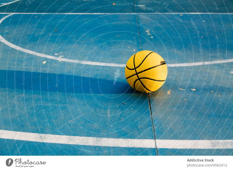 Basketball auf dem Sportplatz im Park bei Tag Sportpark Reifen Gericht Netz Spiel Aktivität Ball Training spielen Spielplatz Gerät Sonne tagsüber Hobby Sommer